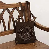 Wildleder-Sling, „Lively Spiral in Coffee“ – Handgefertigter Wildleder-Sling in Kaffee aus Peru