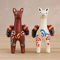 Figuras de cerámica, 'At the Ready' (par) - Llamas marrones y blancas de cerámica hechas a mano (par)