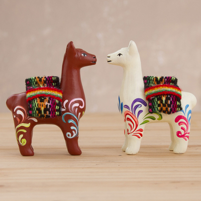 Keramikfiguren, (Paar) - Handgefertigte stehende braune und weiße Lamas aus Keramik (Paar)