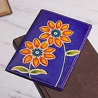 Leder-Passhülle, „Lovely Traveler in Blue“ – Blaue Leder-Passhülle mit handbemalten Blumen