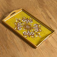 Tablett aus rückseitig bemaltem Glas, „Regal Petals“ – goldfarbenes, florales, rückseitig bemaltes Glastablett aus Peru