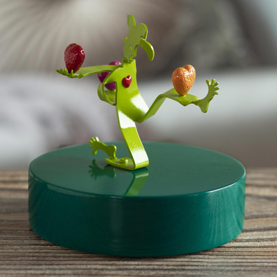 Aluminiumskulptur - Grüne Harlekin-Skulptur aus Aluminium mit jonglierenden Herzen