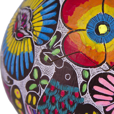 Caja decorativa de calabaza. - Caja decorativa de calabaza con flores y pájaros tallados y pintados a mano
