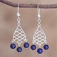 Ohrhänger aus Lapislazuli-Perlen, „Gartengitter in Blau“ – Ohrhänger aus peruanischem Lapislazuli und Sterlingsilber