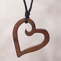 Collar colgante de madera, 'El latido del corazón de la naturaleza' - Collar colgante de madera recuperada peruana con forma de corazón