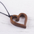 Collar con colgante de madera - Collar con colgante de madera recuperada peruana con forma de corazón