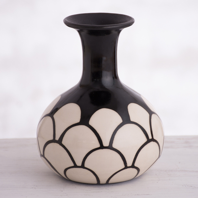 Dekorative Keramikvase - Dekorative Vase aus Chulucanas-Keramik mit Blütenblattmotiv aus Peru