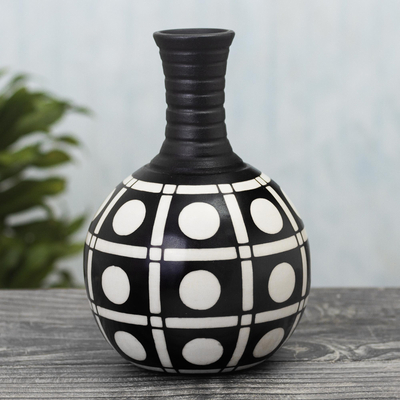 Ceramic decorative vase, Chulucanas Squares