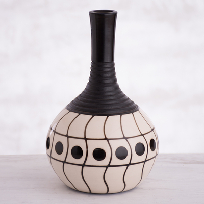 Ceramic decorative vase, Chulucanas Waves