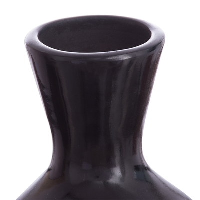 Keramische dekorative Vase, 'Wüstentreppe'. - Schwarze und elfenbeinfarbene Chulucanas-Keramik-Dekorvase aus Peru