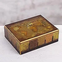 Caja decorativa de vidrio pintada al revés. - Caja decorativa de madera de vidrio pintada al revés con mapa del mundo dorado.