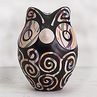 Figurilla de cerámica, 'Centinela de Chulucanas' - Figurilla de Búho de Cerámica Chulucanas de Perú