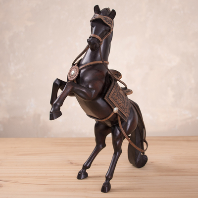 Holzskulptur - Handgeschnitzte temperamentvolle Pferdeskulptur aus Zedernholz aus Peru