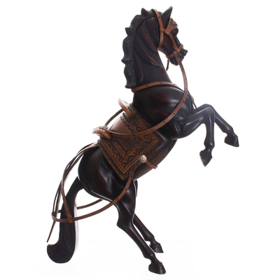 Holzskulptur - Handgeschnitzte temperamentvolle Pferdeskulptur aus Zedernholz aus Peru
