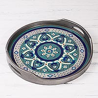 Tablett aus rückseitig lackiertem Glas, „Floral Intricacy in Steel“ – Tablett aus stahlfarbenem, rückseitig lackiertem Glas aus Peru