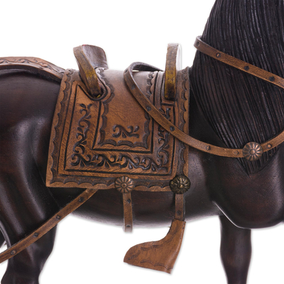 Escultura de madera de cedro, (11,5 pulgadas) - Escultura de caballo de madera de cedro y cuero de Perú (11,5 pulg.)
