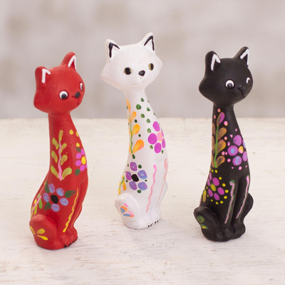 Figuras de cerámica, (juego de 3) - Figuras de gatos de cerámica pintadas a mano de Perú (juego de 3)