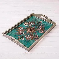 Tablett aus rückseitig bemaltem Glas, „Enchanting Flowers in Teal“ – Tablett aus rückseitig bemaltem Glas mit Blumenmuster aus Peru