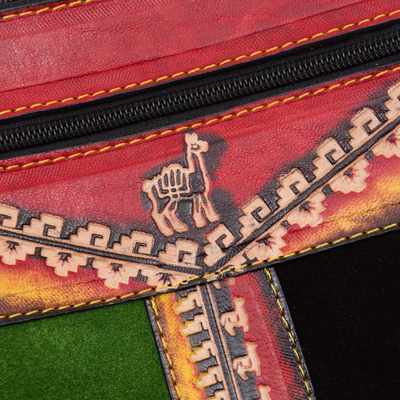 Cabestrillo de cuero, 'Cusco Traveler' - Cabestrillo de cuero multicolor con temática de llama de Perú