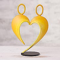 Stahlskulptur „Unser Herz in Gelb“ – Abstrakte Herzskulptur aus Stahl in Gelb aus Peru