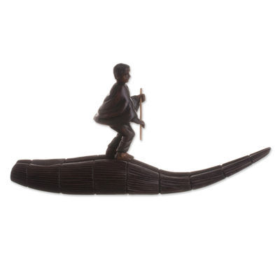 Mahagoni-Holzskulptur, „Caballito de Totora“ – handgeschnitzte Mahagoni-Skulptur eines Mannes auf einem Schilfboot