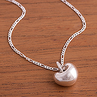 Collar colgante de plata de ley, 'Corazón brillante' - Collar de corazón de plata de ley de alto pulido de Perú