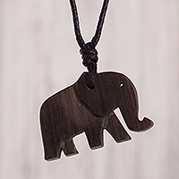 Collar con colgante de madera, 'Mystical Force' - Collar con colgante de elefante de madera tallada a mano de Perú