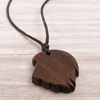 Collar colgante de madera, 'Rey de los Leones' - Collar colgante de madera de león tallado a mano de Perú