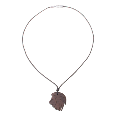 Halskette mit Holzanhänger, 'König der Löwen'. - Handgeschnitzte Löwenholz-Anhänger-Halskette aus Peru