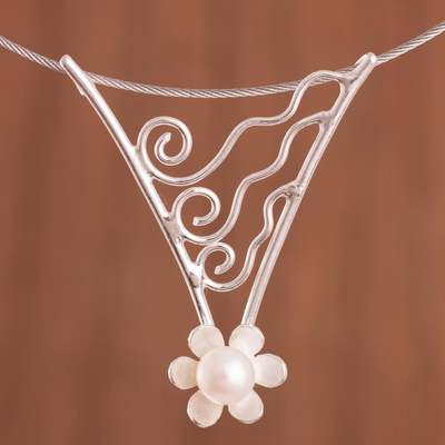Halskette mit Anhänger aus Zuchtperlen - Halskette mit gewelltem, floralem Zuchtperlen-Anhänger aus Peru