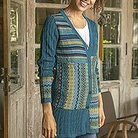 strickjacke aus 100 % Alpaka, „Patchwork in Teal“ – Strickjacke mit Zopfmuster aus 100 % Alpaka in Blaugrün aus Peru