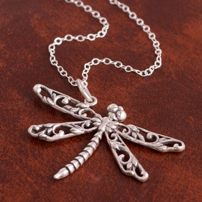 Silberanhänger-Halskette, 'Flügel der Libelle' - Kunsthandwerklich hergestellte silberne Libellenhalskette aus Peru