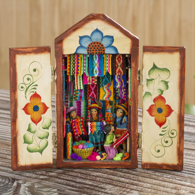 Retablo de cerámica, 'Colorful Marketplace' - Retablo colorido de madera y cerámica de tejedores en el mercado