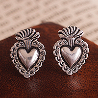 Silberne Knopfohrringe, „Heilige Herzen“ – Religiöse Herz-Knopfohrringe aus 950er Silber aus Peru