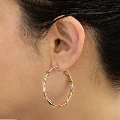 Ohrringe aus vergoldetem Sterlingsilber, 'Sophisticated Twist', 'Sophisticated Twist - Ohrringe aus 18K vergoldetem Sterlingsilber mit umwickeltem Bügel