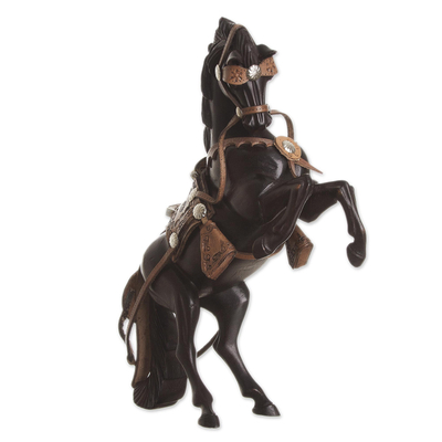 Skulptur aus Zedernholz mit Lederakzent - Skulptur eines sich aufbäumenden Pferdes aus Zedernholz mit Lederakzent