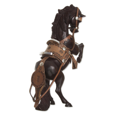 Escultura de madera de cedro con detalles en cuero. - Escultura de caballo de cría de madera de cedro con detalles en cuero