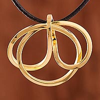 Vergoldete Kupfer-Anhänger-Halskette, „Amazonas-Knoten“ – knotenförmige vergoldete Kupfer-Anhänger-Halskette aus Peru