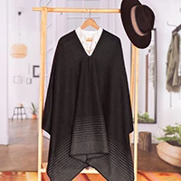 Poncho de mezcla de alpaca para hombre, 'Smoke Adventure' - Poncho de mezcla de alpaca para hombre ahumado y negro de Perú