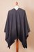 Poncho para hombre en mezcla de alpaca - Poncho de mezcla de alpaca para hombre en negro y grafito de Perú