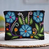 Clutch de lana, 'Floral Nature' - Clutch de lana con bordado floral azul de Perú