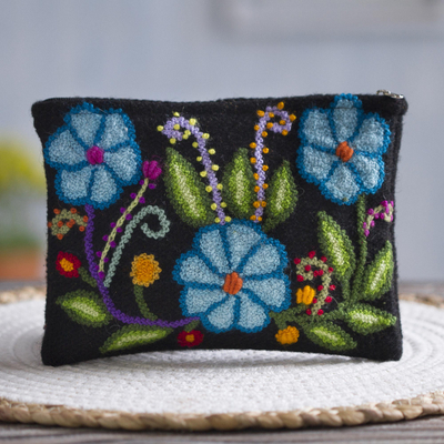 Clutch aus Wolle - Blaue, mit Blumen bestickte Wollclutch aus Peru
