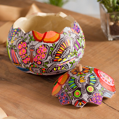 Dekoratives Kürbisglas - Dekoratives Kürbisglas mit Blumen- und Schmetterlingsmotiv aus Peru