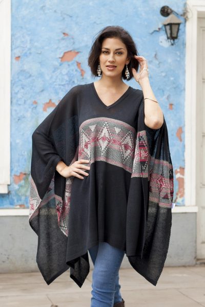 Poncho de mezcla de algodón - Poncho de mezcla de algodón con motivos geométricos en negro