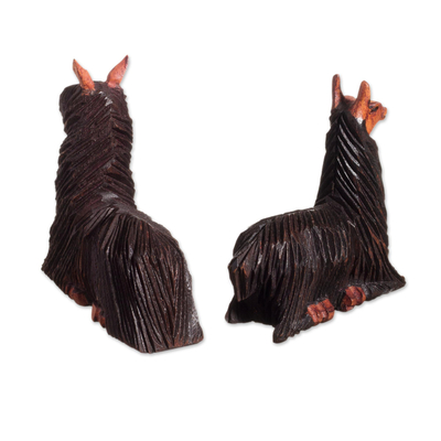 Figuras de madera, 'Calma en la montaña' (par) - Figuras de madera de cedro de una llama acostada y suri alpaca (par)