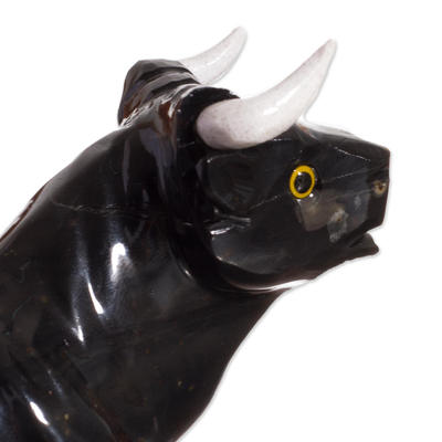 Onyx-Edelsteinskulptur - Stierskulptur aus schwarzem Onyx, hergestellt in Peru