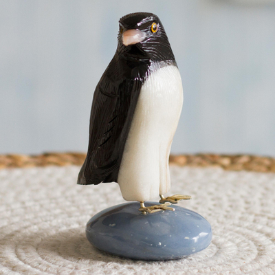 Onyx-Edelsteinskulptur - Schwarz-weiße Onyx-Edelstein-Pinguinskulptur aus Peru
