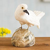 Onyx- und Calcit-Edelsteinskulptur, „Weißer Vogel“ – Weiße Onyx- und Calcit-Edelstein-Vogelskulptur aus Peru