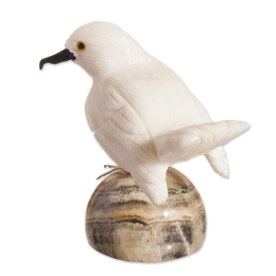 Escultura de piedras preciosas de ónix y calcita. - Escultura de pájaro de piedra preciosa de ónix blanco y calcita de Perú