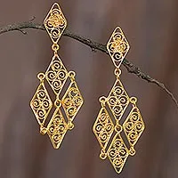 Pendientes colgantes de filigrana bañados en oro, 'Geometría Colonial' - Pendientes geométricos de filigrana de plata de ley bañados en oro